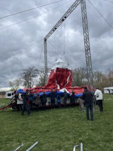 Das Zelt wird hochgezogen!